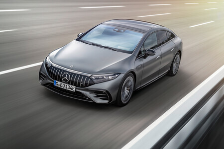 Mercedes quiso sustituir al eterno Clase S por el EQS, un eléctrico puro que resultó en un fracaso comercial. Para el jefe de diseño, el problema es que es "un adelantado a su tiempo"
