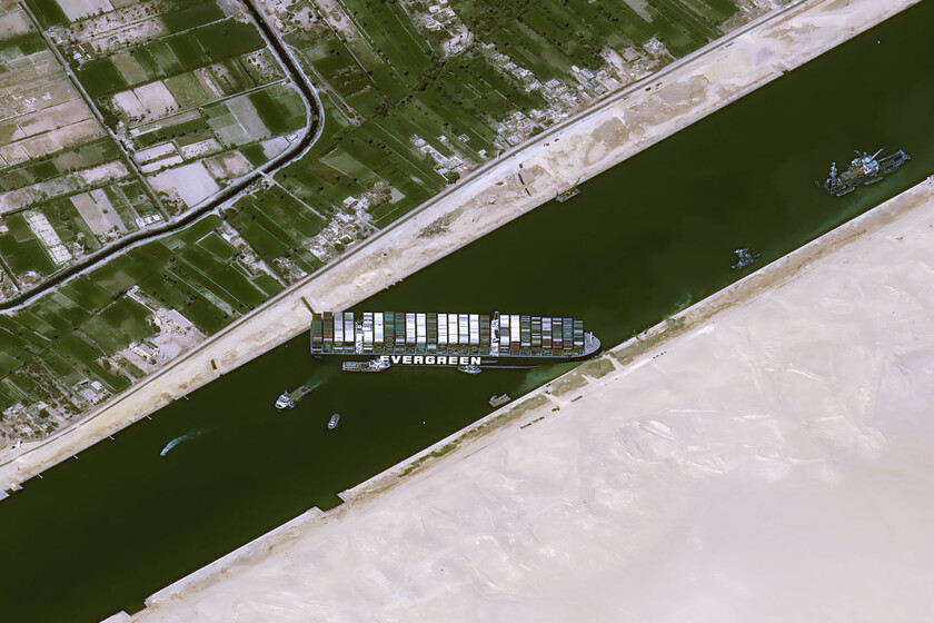 Poca broma con el buque atascado en el canal de Suez: paraliza el comercio internacional y ya tensiona el precio del petróleo