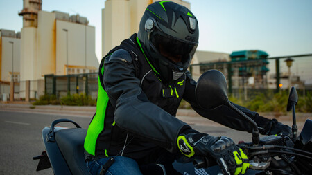 Desde julio será obligatorio usar airbag para el carnet de moto. El problema es que las autoescuelas están obligando a los alumnos a llevarlo de casa, y encima han subido el precio