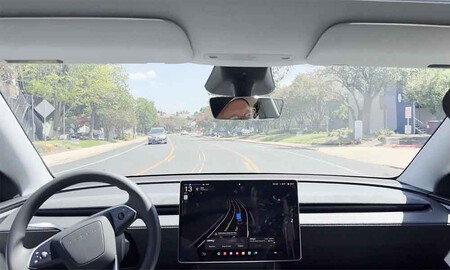 Tesla estrenó el domingo sus taxis sin conductor que en realidad tenían conductor, y aún así la DGT de EEUU ya está investigando incidentes
