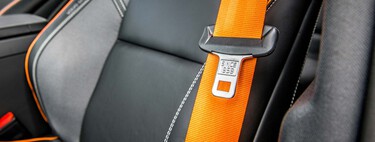 Hebillas falsas de 10 euros para engañar al coche y no ponerse el cinturón de seguridad. La peligrosa moda para los que prefieren matarse a escuchar un pitido